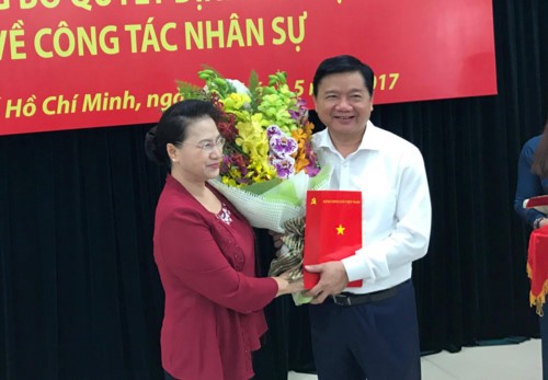 Điều ông Đinh La Thăng về làm Phó ban Kinh tế Trung ương Chủ tịch Quốc hội Nguyễn Thị Kim Ngân đã trao quyết định cho ông Đinh La Thăng. Ảnh: Thanh Niên