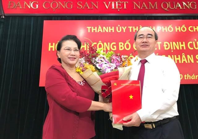Bộ Chính trị phân công ông Nguyễn Thiện Nhân làm Bí thư Thành ủy TP.HCM Chủ tịch Quốc hội Nguyễn Thị Kim Ngân trao quyết định cho ông Nguyễn Thiện Nhân. Ảnh Thanh Niên