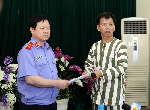 Quốc hội bàn chuyện mở rộng phạm vi bồi thường oan sai VKS trao quyết định đình chỉ thi hành án cho ông Nguyễn Thanh Chấn. Ảnh: Công lý