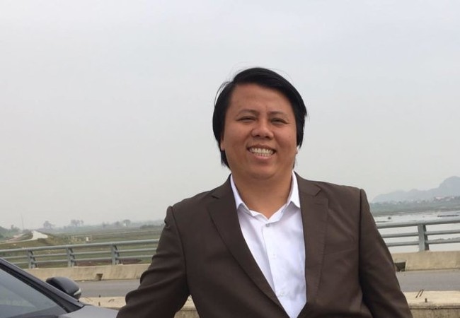 'Tôi xin lỗi... nếu mọi người thấy việc rải tiền là phản cảm' Ông Phạm Tuấn Sơn - Ảnh: FB cá nhân