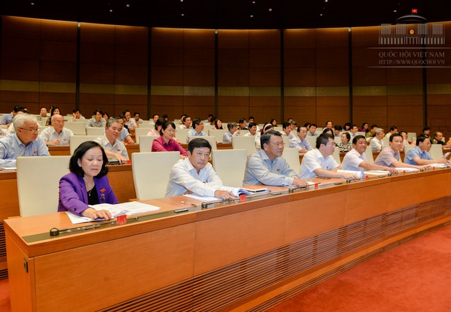 Luật sư phải tố giác thân chủ trong một số trường hợp Đại biểu Quốc hội bấm nút biểu quyết thông qua dự thảo Luật - Ảnh: Cổng TTĐT QH