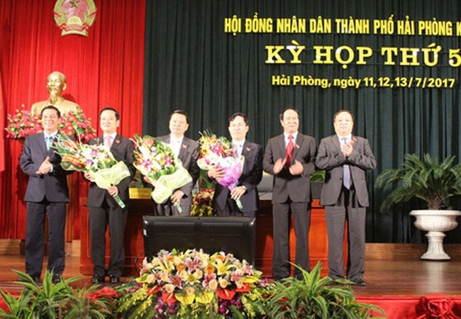 Hải Phòng bầu thêm 2 Phó chủ tịch UBND thành phố Hai tân Phó chủ tịch UBND thành phố Hải Phòng (người thứ 2 và 3 từ trái sang). Nguồn: haiphong.gov.vn