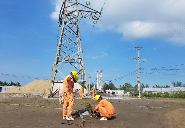 Cấp điện trở lại cho đảo Cát Bà sau một ngày bị đứt cáp vượt biển Cột điện đường dây 35kV vượt biển từ đất liền ra đảo Cát Bà bị hưu hỏng. Ảnh: Điện lực Hải Phòng