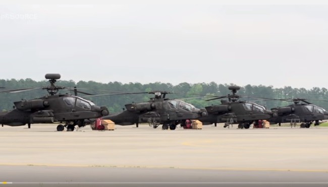 Cảnh tượng trực thăng AH-64D Apache ồ ạt xuất kích Dàn trực thăng Apache chuẩn bị xuất kích.