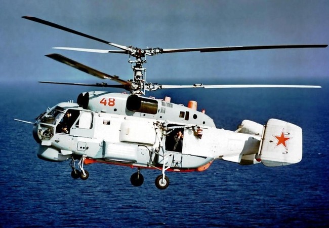 Mỹ tiếp tục công bố video ghi cảnh Su-24, Ka-27 Nga áp sát tàu Mỹ Trực thăng Ka-27.