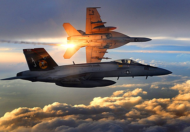 2 máy bay F/A-18 Mỹ va chạm trên không, 4 người bị thương 2 máy bay F/A-18 Mỹ va chạm trên không, 4 người bị thương