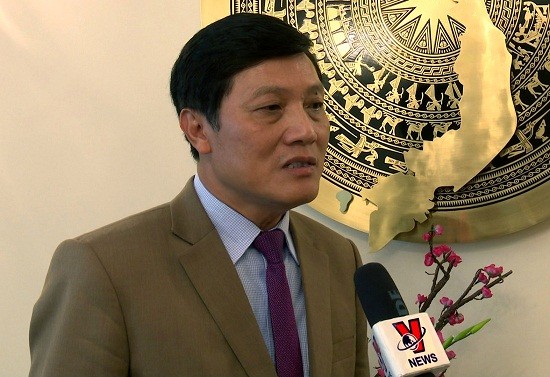 Người Việt ở Séc phản đối bài báo xuyên tạc tình hình Biển Đông Đại sứ Trương Mạnh Sơn trả lời phỏng vấn của phóng viên TTXVN. Ảnh: Hồng Tâm