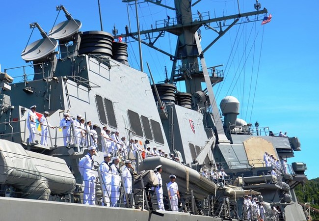 Báo Nga: Hải quân Mỹ và Việt Nam diễn tập chung trên Biển Đông Tàu khu trục USS John S. McCain cập cảng Đà Nẵng tháng 9/2016. Ảnh: USCG/Zing.vn. (ảnh minh họa)