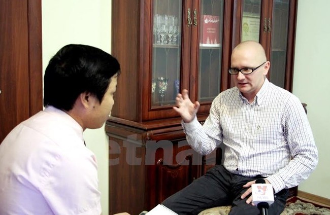 Chuyên gia Nga: Sẽ khó tái diễn Chiến tranh Lạnh giữa Nga-Mỹ Chuyên gia Pavel Gudev trả lời phóng vấn phóng viên TTXVN. (Ảnh: Quang Vinh/Vietnam+)