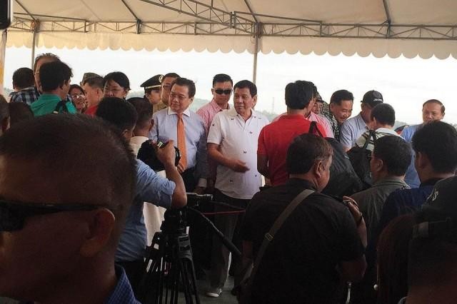 Tổng thống Philippines Rodrigo Duterte đích thân đến chào từ biệt ngư dân Việt Nam Tổng thống Philippines Rodrigo Duterte đích thân đến chào từ biệt ngư dân Việt Nam.