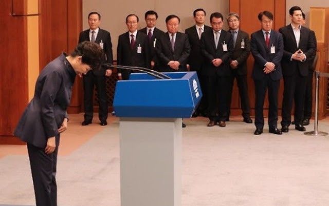 Tổng thống Hàn Quốc Park Geun-hye bị đình chỉ chức vụ, quân đội hứa sẽ đảm bảo tình hình Tổng thống Hàn Quốc Park Geun-hye tiếp tục xin lỗi người dân sau khi bị bị đình chỉ chức vụ (ảnh minh họa, tư liệu).