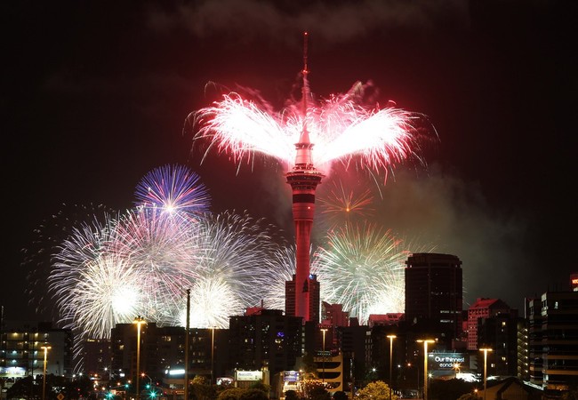 Video: Pháo hoa đón chào năm mới 2017 ở bắn từ tháp Sky Tower ở New Zealand Pháo hoa đón chào năm mới 2017 ở bắn từ tháp Sky Tower ở New Zealand
