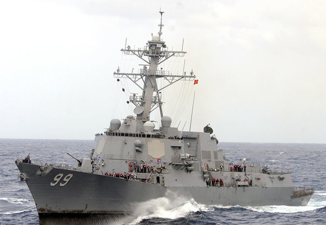 Tàu chiến Mỹ bắn cảnh cáo tàu Iran trên Eo biển Hormuz Khu trục hạm USS Mahan của Hải quân Mỹ.