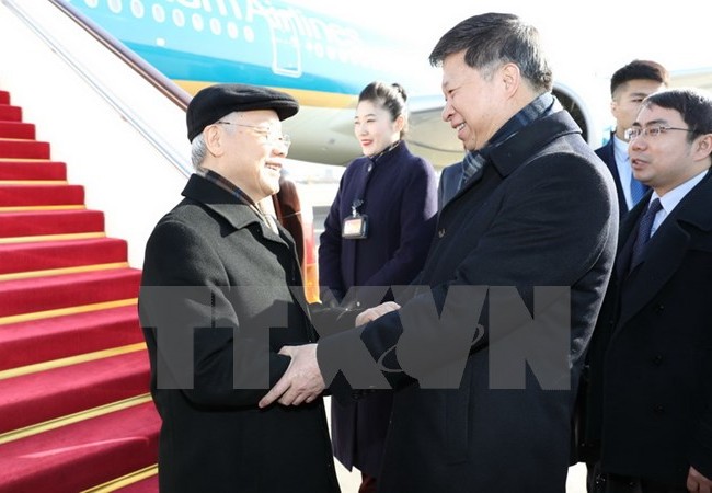 Chuyến thăm Trung Quốc của Tổng Bí thư có ý nghĩa rất quan trọng Trưởng Ban Liên lạc Đối ngoại Trung ương Tống Đào , Đại sứ Trung Quốc Hồng Tiểu Dũng đón Tổng Bí thư Nguyễn Phú Trọng tại Sân bay Quốc tế Bắc Kinh. (Ảnh: Trí Dũng/TTXVN).