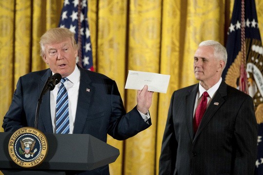 Tổng thống Trump khoe thư bí mật của ông Obama - VIDEO Tổng thống Trump khoe thư bí mật của ông Obama