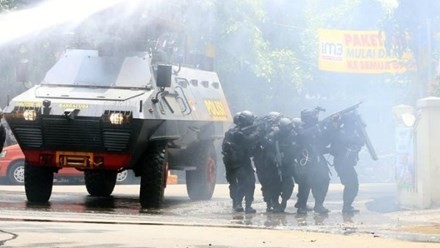 Đấu súng sau đánh bom tại tòa nhà chính phủ ở Indonesia Đấu súng sau đánh bom tại tòa nhà chính phủ ở Indonesia