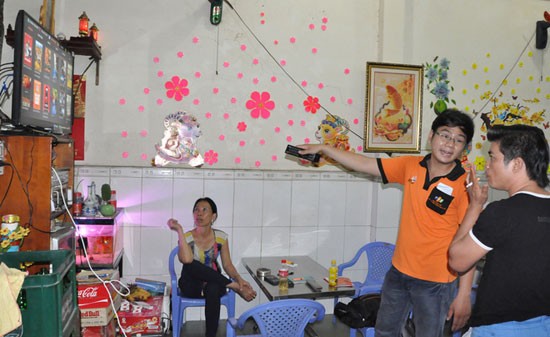 VTVcab, SCTV, FPT đua nhau “xuống đường” giành giật thuê bao Nhân viên truyền hình FPT đang lắp đặt cho khách hàng xem thử dịch vụ truyền hình. Ảnh: chungta.vn