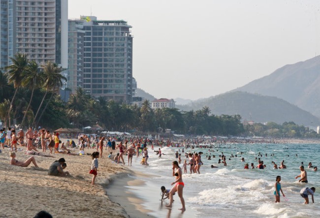 Đừng để bãi biển bị chiếm mất "Bãi biển phải dành cho mọi người, ai cũng có quyền đến để tắm, ngắm biển, đi dạo dọc bãi biển..." - Ảnh: Tiến Thành.