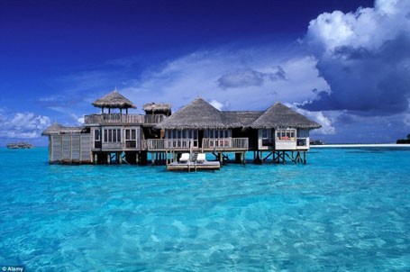 Choáng ngợp khung cảnh như thiên đường của khách sạn tốt nhất thế giới Gili Lankanfushi ở Maldives nằm trên một hòn đảo san hô nhỏ bé với dòng nước xanh ngắt lấp lánh ánh sáng mặt trời. Màu sắc của tinh thể nước là món quà mà thiên nhiên ban tặng.