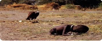 Những bức ảnh báo chí gây tranh cãi nhất mọi thời đại Bức ảnh về nạn đói ở Sudan năm 1993 của nhiếp ảnh gia Kevin Carter gây tranh cãi trong nhiều năm