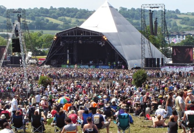 Bùng nổ du lịch âm nhạc Biển người tham dự lễ hội âm nhạc Glastonbury - Ảnh: eltondaily