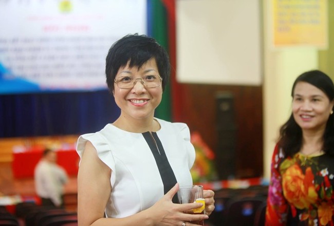 MC Thảo Vân bị tổn thương nặng nề trên máy bay MC Thảo Vân nhiều lần rơi vào tình huống bị bị khán giả chỉ trỏ, bàn tán bằng những lời lẽ không hay.