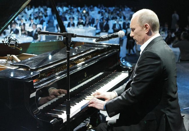 Obama nhảy Tango, Putin chơi piano: Khi chính khách trổ tài lẻ Tổng thống Nga Putin độc tấu một bản piano