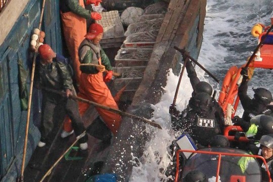 Hàn Quốc sẵn sàng bắn tàu Trung Quốc đánh cá trái phép Ngư dân Trung Quốc đánh bắt trái phép chống trả cảnh sát Hàn Quốc thực thi nhiệm vụ