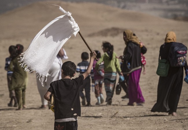IS hành quyết gần 300 người ở Mosul Một em nhỏ cầm cờ trắng trong dòng người chạy thoát khỏi Mosul