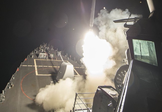 Mỹ tập kích tên lửa Tomahawk đánh Syria: Nga “mượn gió bẻ măng“ Khu trục hạm Mỹ phóng tên lửa Tomahawk tấn công căn cứ không quân Syria hôm 7/4