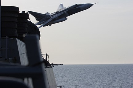 Nga ngày càng rắn, Mỹ đối mặt “bão tố” trên biển Máy bay cường kích Su-24 Nga bay sạt qua đầu khu trục hạm USS Donadl Cook trên biển Baltic
