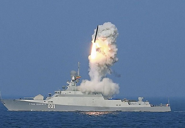 Nga ra đòn tại Syria, báo Mỹ chê “thua xa” phương Tây (II) Chiến hạm cỡ nhỏ lớp Buyan của Nga phóng tên lửa hành trình tầm xa Kalibr tấn công phiến quân tại Syria