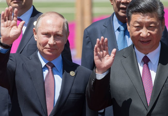 Putin sợ Trung Quốc “nuốt chửng” nền kinh tế Nga? Ông Putin và ông Tập Cận Bình tại hội nghị "vành đai và con đường" tổ chức tại Trung Quốc