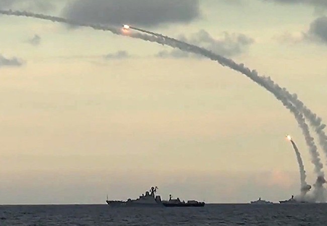 Nga ra đòn Kalibr tại Syria, chưa hết bất ngờ dành cho Mỹ-NATO Chiến hạm Nga phóng tên lửa hành trình tầm xa Kalibr tấn công mục tiêu phiến quân tại Syria khiến Mỹ và phương Tây kinh ngạc
