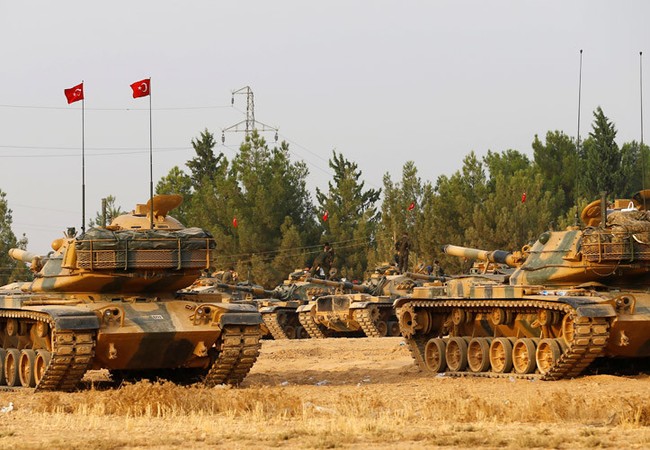 Thổ Nhĩ Kỳ tấn công quân Mỹ tại Syria - Ác mộng rình rập Xe tăng của quân đội Thổ Nhĩ Kỳ. Ankara không chỉ hậu thuẫn một vài nhóm phiến quân mà còn đổ quân trực tiếp tham chiến tại Syria
