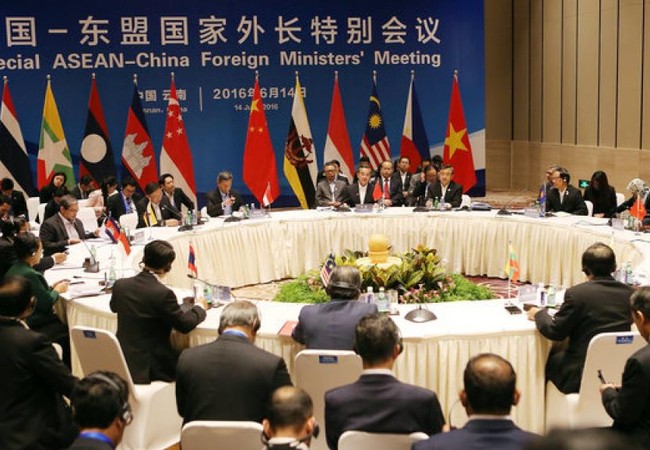 Biển Đông: Trung Quốc, ASEAN nhất trí bộ khung Quy tắc Ứng xử Một cuộc họp giữa quan chức ASEAN và Trung Quốc (ảnh minh họa)