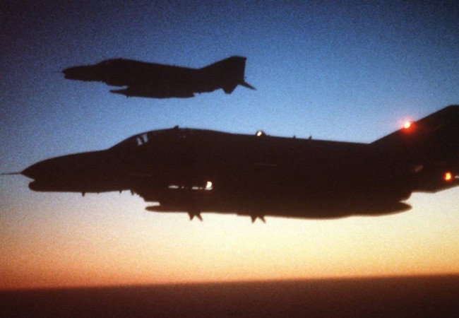 B-52 Mỹ hút chết do Chiến đấu cơ F-4 "chồn hoang" của Mỹ