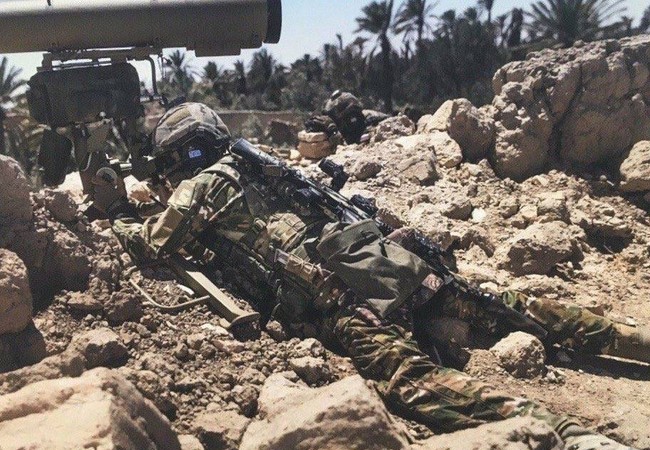 Ông Putin thưởng 16 đặc nhiệm Nga đánh bại 300 phiến quân Syria Đặc nhiệm Nga chiến đấu trong chiến dịch tái chiếm thành cổ Palmyra, Syria