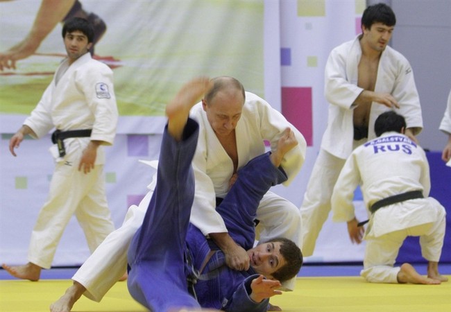 Cao thủ Judo Putin ra đòn khiến Mỹ choáng váng Tổng thống Putin thực sự là một cao thủ theo cả nghĩa đen và nghĩa bóng