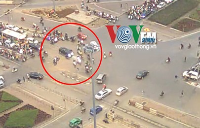 Cận cảnh vụ “xe điên” tại ngã tư Đại Cồ Việt Cận cảnh vụ “xe điên” tại ngã tư Đại Cồ Việt