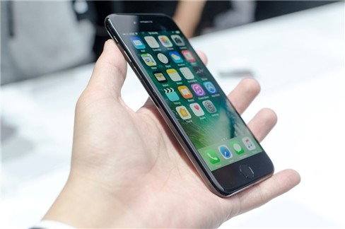 Video: Máy có thiết kế không có nhiều khác biệt so với iPhone 6s/6s Plus.