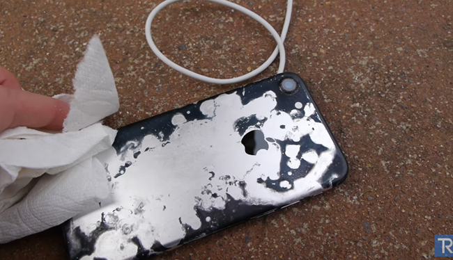 Video: iPhone 7 'hấp hối' trong axit siêu mạnh iPhone 7 bị ngâm trong axit trong 5 phút vẫn sử dụng bình thường, máy chỉ bị cạn pin và bong lớp màu mạ trên vỏ.