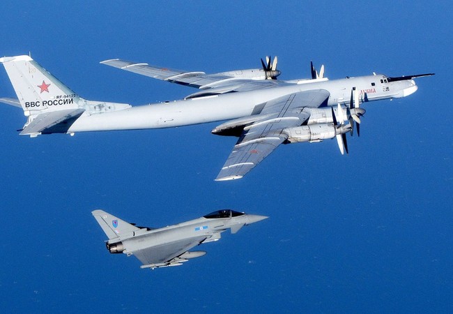 Máy bay F 4 của Anh ngăn chặn Thiên nga trắng của Liên xô những năm 1970-x May bay Typhoons của RFA bay ngăn chặn và theo dõi Tu 95 của Nga.