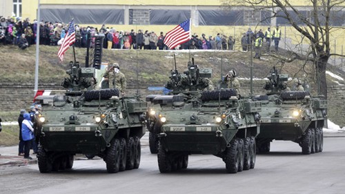 Xe quân sự Mỹ nghênh ngang sát biên giới Nga Xe quân sự Mỹ tại Narva. Ảnh: Reuters