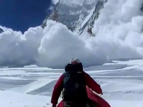 Khoảnh khắc lở tuyết chôn vùi trại leo núi Everest Khoảnh khắc lở tuyết chôn vùi trại leo núi Everest