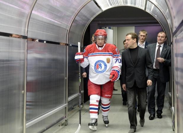 Tổng thống Putin lại tỏa sáng trên sân băng Điều đặc biệt là Thủ tướng Dmitry Medvedev cũng tham gia sự kiện thể thao này với tư cách cổ động viên. Ảnh: Rianovosti