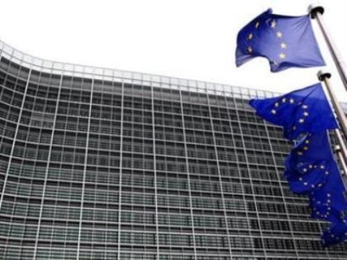 EU phản ứng trước danh sách cấm nhập cảnh của Nga Cờ EU tung bay ở trụ sở Ủy ban châu Âu tại Bỉ. EU phản ứng gay gắt trước danh sách cấm nhập cảnh của Nga - Ảnh: Reuters