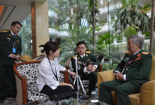 Thượng tướng Nguyễn Chí Vịnh: Càng căng thẳng, càng phải độc lập tự chủ Thượng tướng Nguyễn Chí Vịnh trả lời phỏng vấn báo Asahi Shimbun (Nhật) - Ảnh: Quỳnh Trung