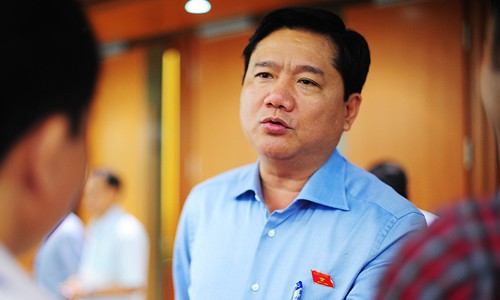 Bộ trưởng Thăng: Cần xây sân bay Long Thành càng sớm càng tốt Bộ trưởng Đinh La Thăng bên hành lang Quốc hội. Ảnh:Giang Huy