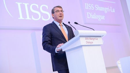 Biển Đông: Khi Mỹ giơ Bộ trưởng Quốc phòng Mỹ Ashton Carter. (Ảnh: Iiss.org)
